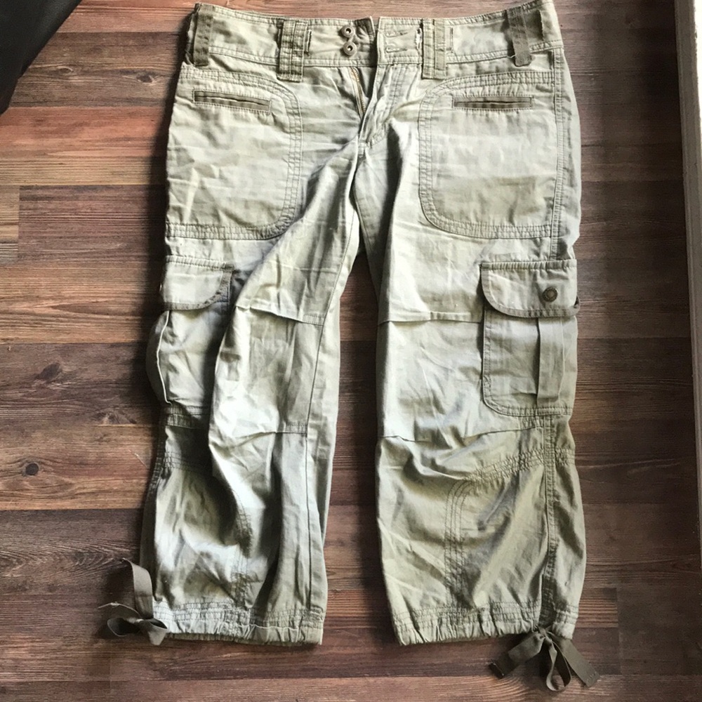 Women’s Olive Cargo Capris - Casual Utility Style
